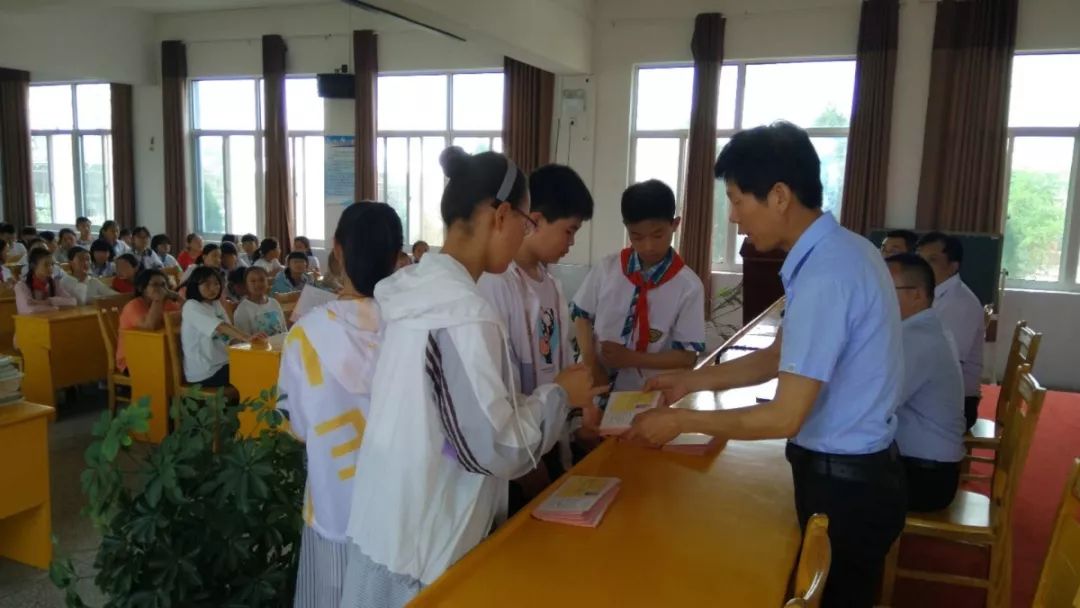 三灶中心小学举行六年级毕业典礼