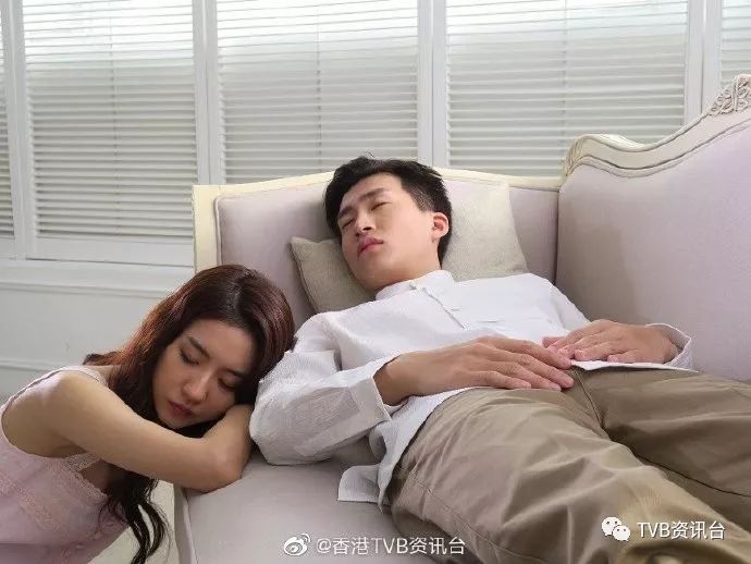 菊梓乔同23岁小鲜肉斗戏_hana