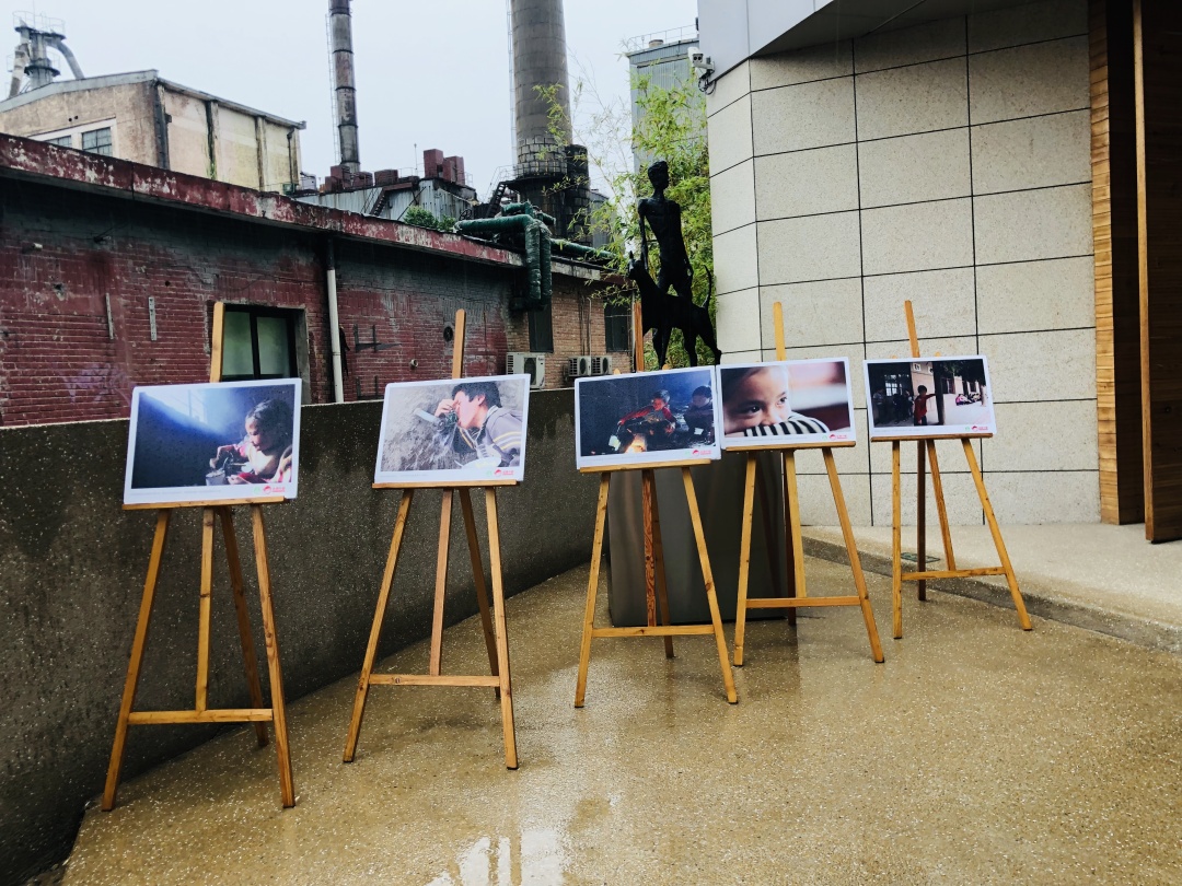 解决了场地,人员的问题,她开始着手更多活动细节:沟通摄影展图片,画架