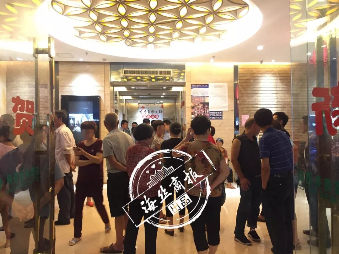 突发25岁男子疑似在南安市丽景商务酒店客房自杀