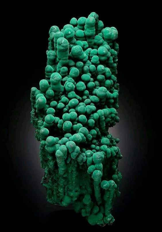 「晶彩矿谱」|守护女王们健康和美貌的皇家珠宝——孔雀石(Malachite)_绿色