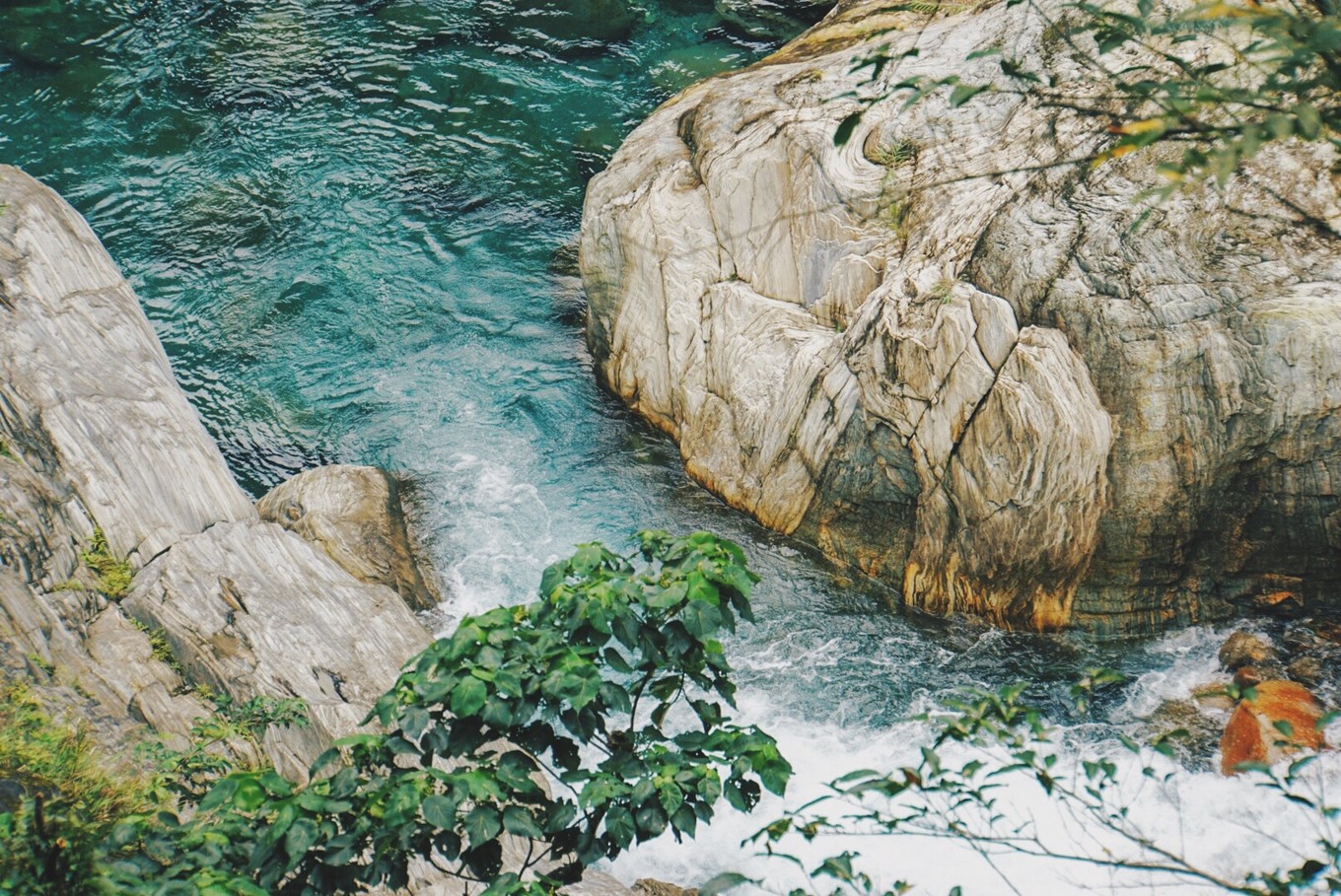 溪水常年清澈碧蓝彷如遗世的秘境