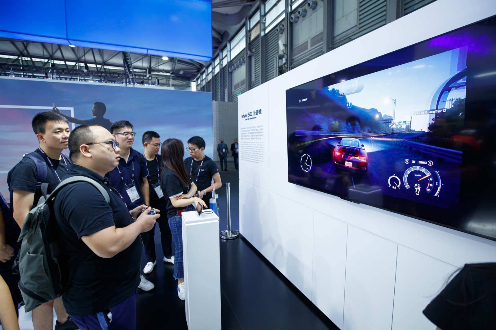 虽然在展会上体验了那么多的技术产品,但是让我印象最深的还是vivo.