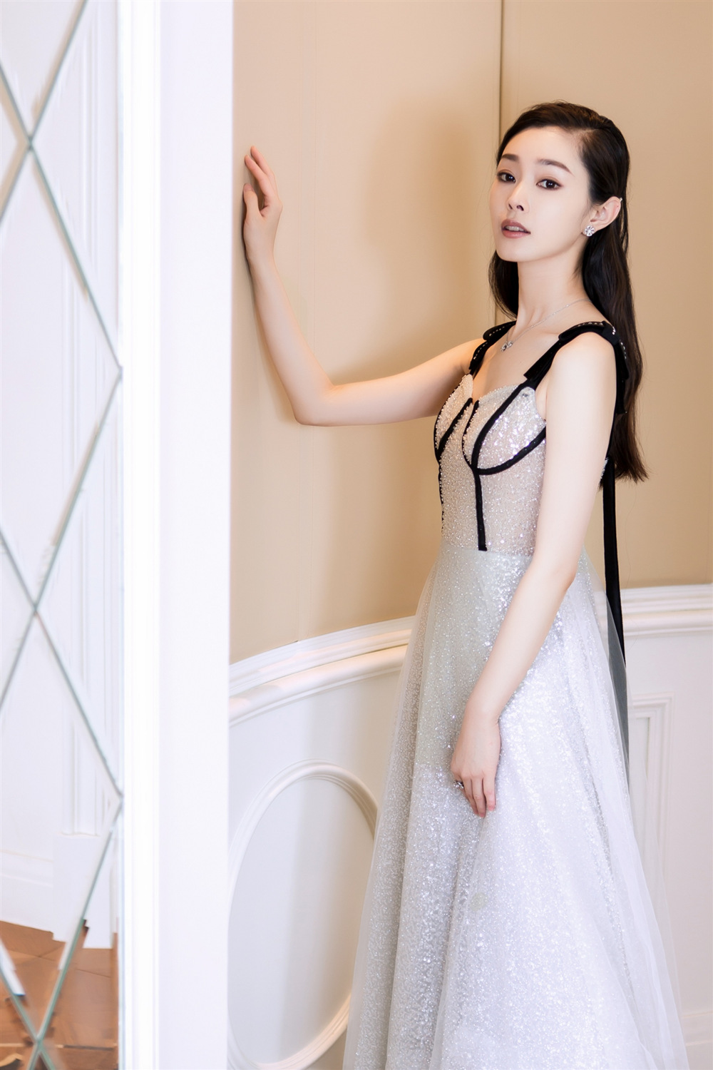 宋轶惊艳猫眼妆出席活动造型百变清丽脱俗