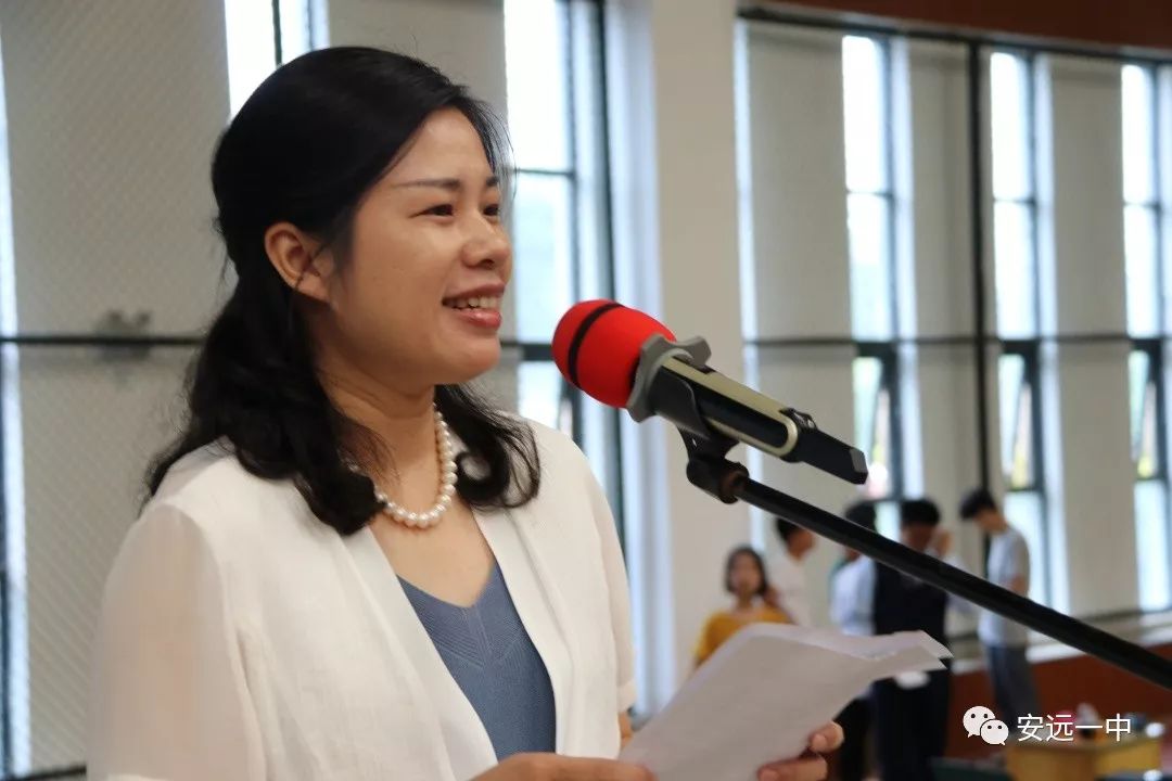 家长代表发言随后,学生代表上台接受安远一中朱启桂校长,蹲点领导唐万