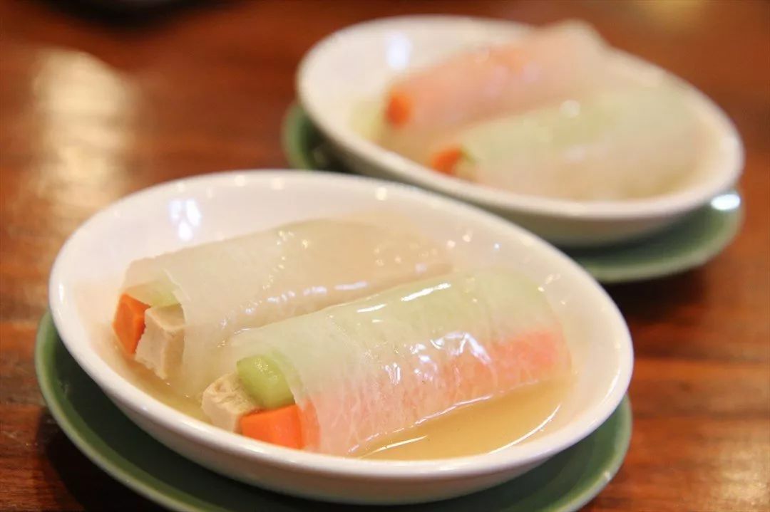 与此同时也开心得咋咋跳,因为苦瓜菜的牛肉,田鸡腿都没人和我抢,大人