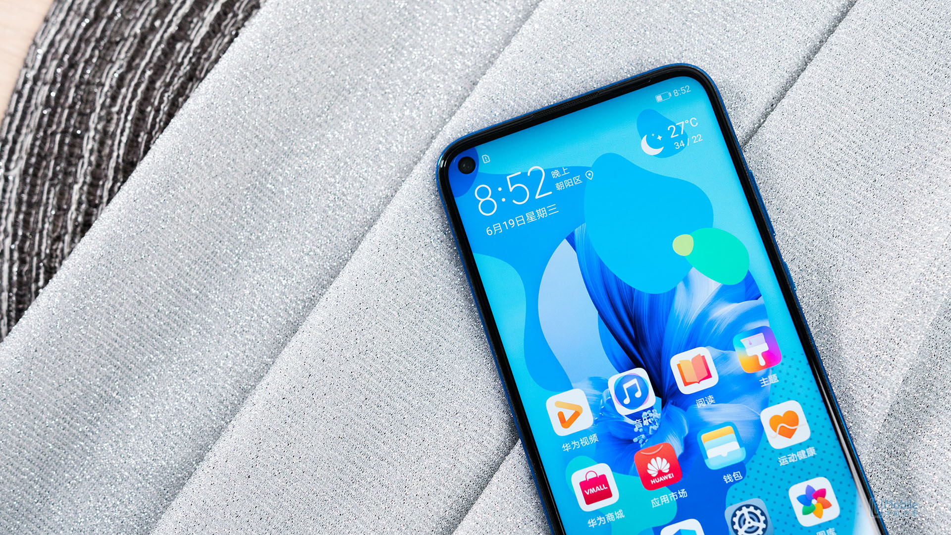 华为nova5i图赏:极点全面屏 抓眼渐变配色