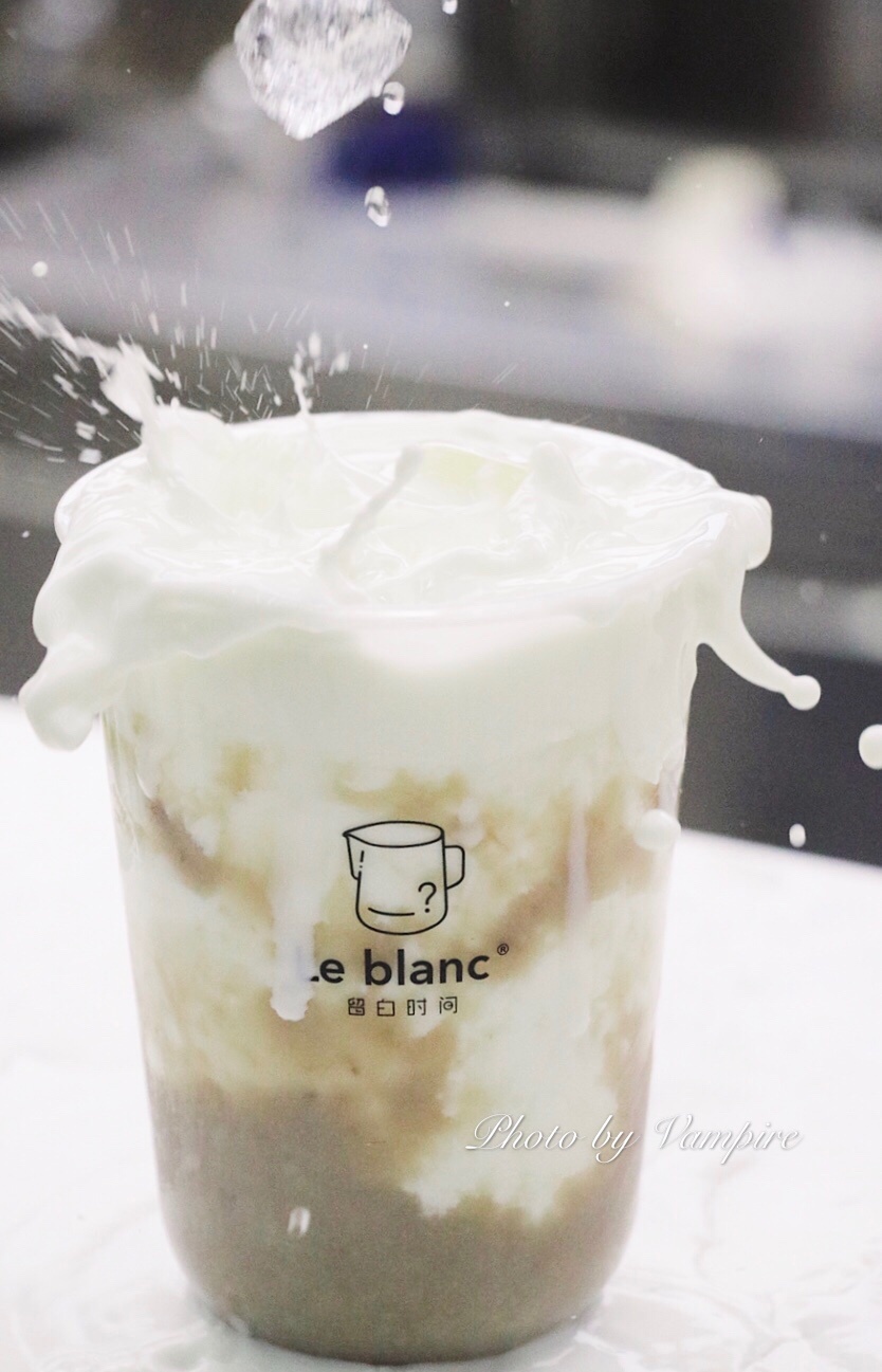 同样是搭配了燕麦跟浓郁鲜奶芋泥麦麦鲜奶冰度很解暑,一口下去清凉一