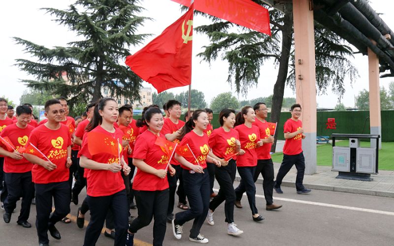 在党旗下前进看三河口矿业公司党员奔跑的姿态