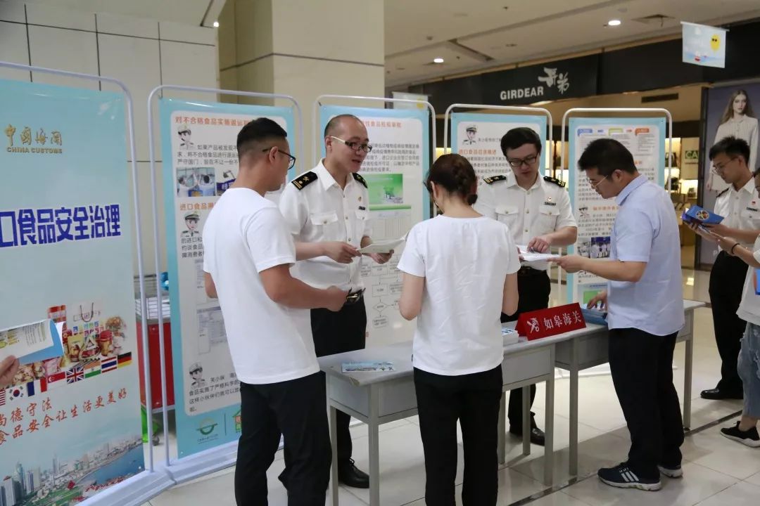 靖江海关图为:靖江海关关员为市民发放进口食品安全手册如东海关图为