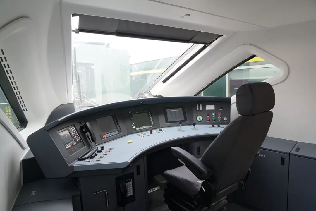 中车四方研制首批四列crh6f型海口市域动车组交付出厂