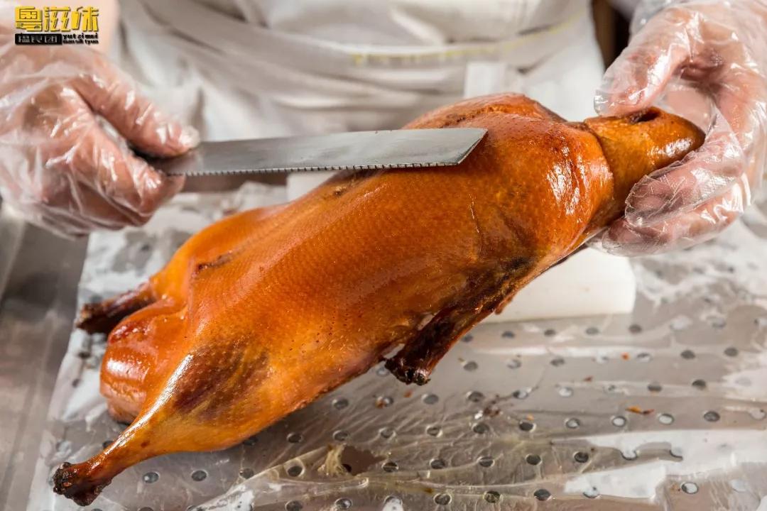 一道美味的烤鸭少不了精巧的片鸭技术,禧京京除了对烤鸭有讲究,片鸭