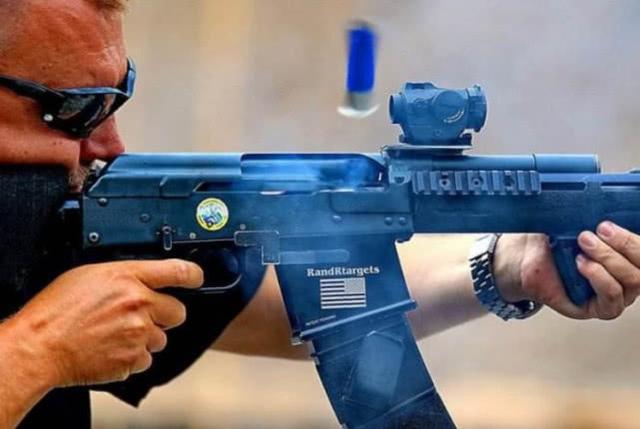 电影中无限子弹的开枪现实中能做到吗?特种兵正在练