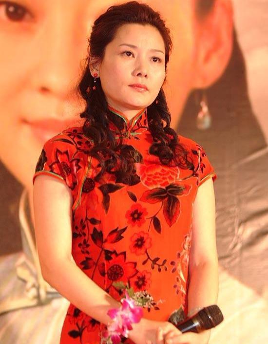 何赛飞的桃花妆:人比花娇,不愧是能在春晚上表演越剧的女星_戏曲