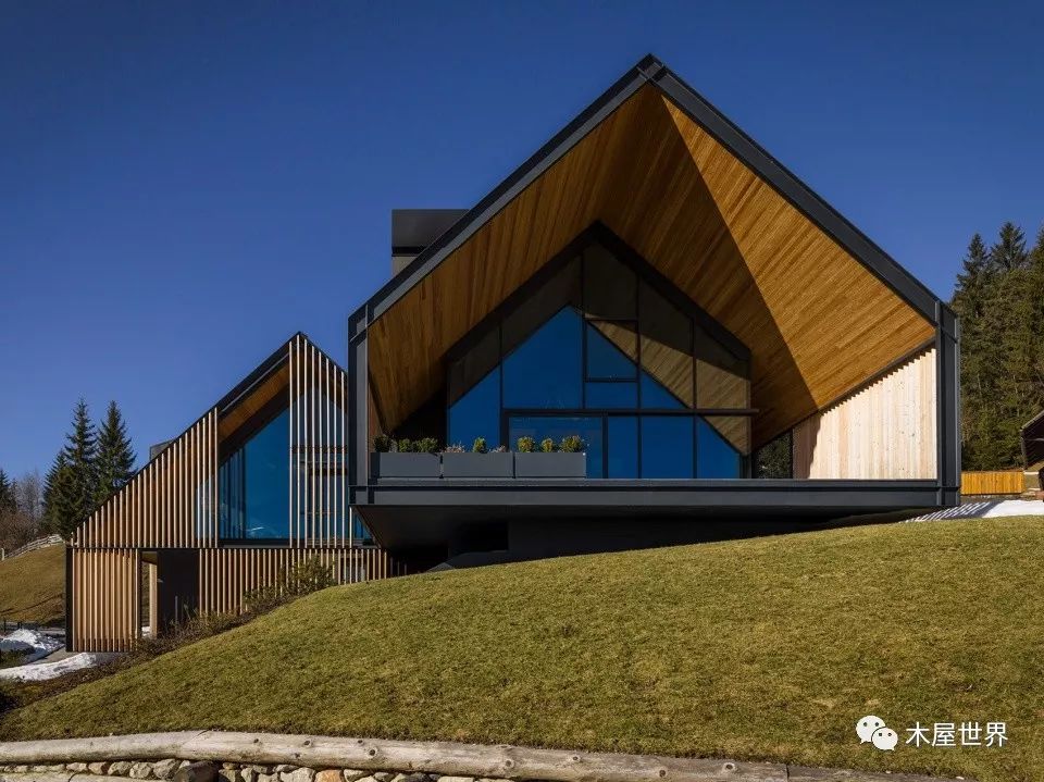 木条下的迷人光影高山上的度假住宅