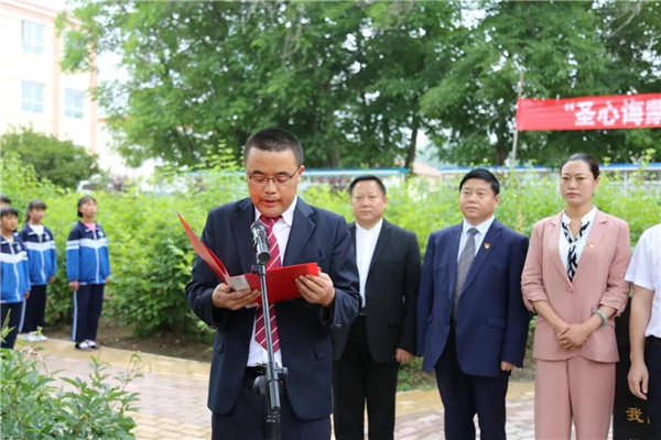 圣心诲蒙儒风浩荡康乐县第三中学孔子像揭幕仪式举行