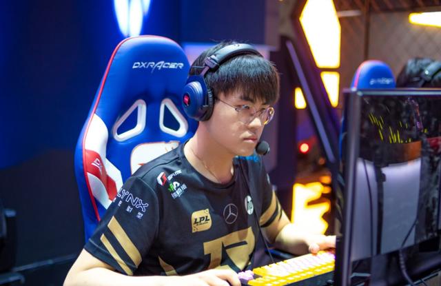 与rita偷偷双排被人告密?姿态在直播中又被女朋友教育了_事情