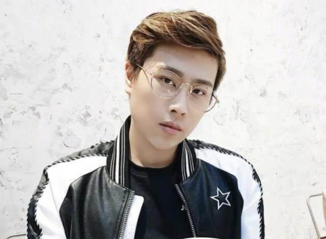 哪个英雄能够驾驭五五开帅气的脸?亚索不行男刀勉强,它是真的配