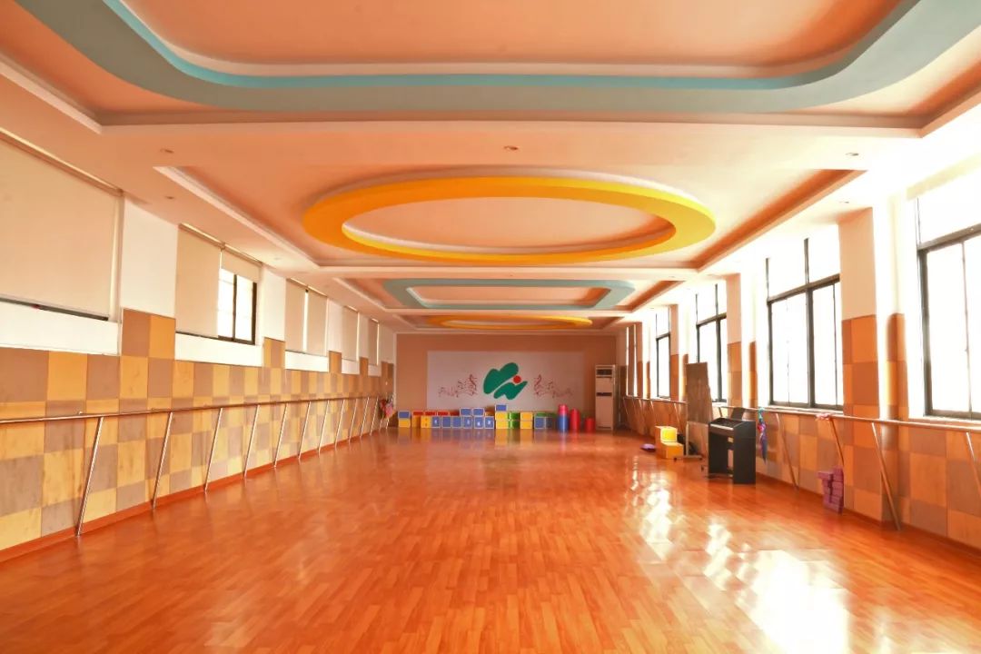 传民主精神筑金色学堂