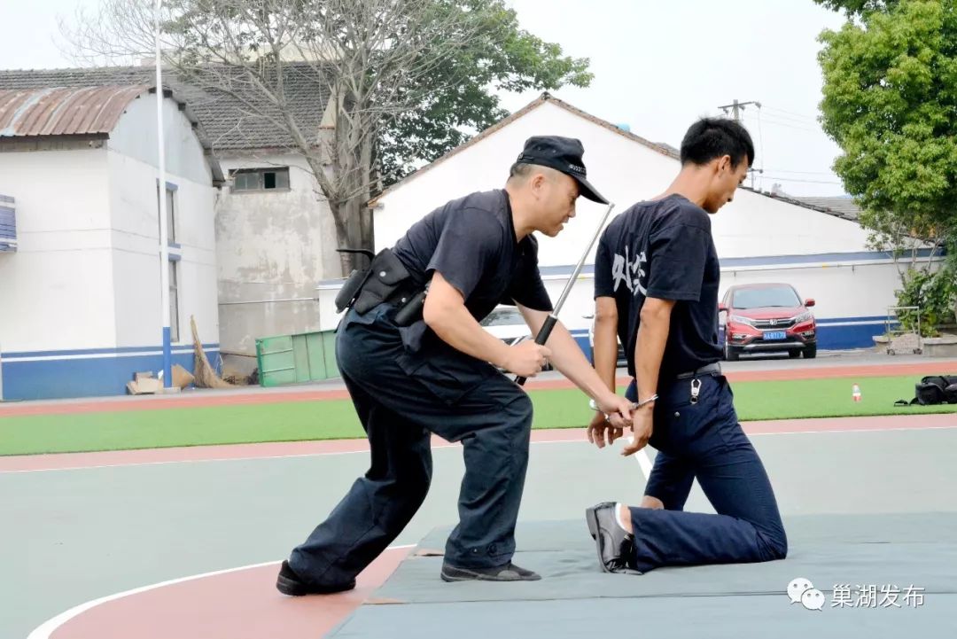 背铐抓捕图片