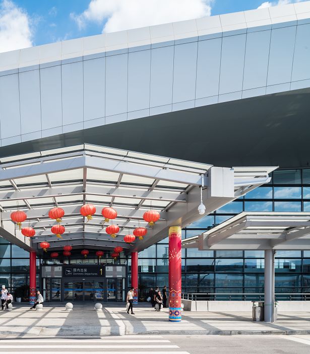 从t2航站楼建成后的外观来看,其西立面(即主进场路方向立面)一气呵成