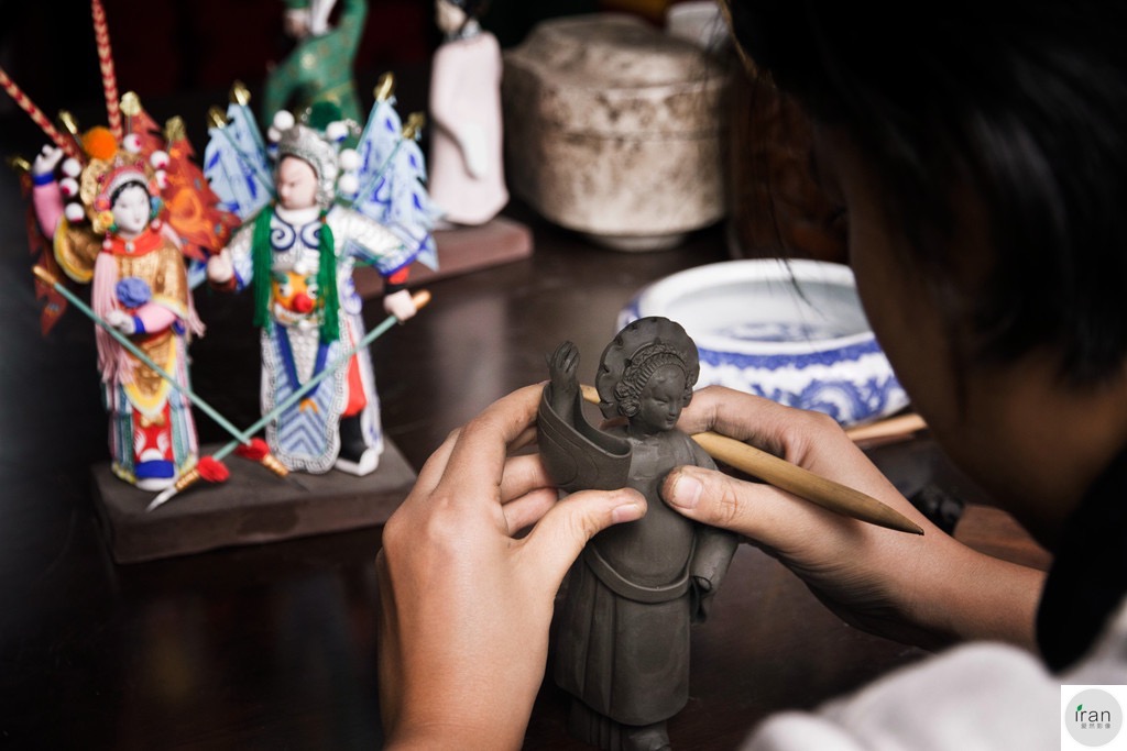 还有一项特色手工艺——惠山泥人,顾名思义惠山泥人是用泥巴制作的