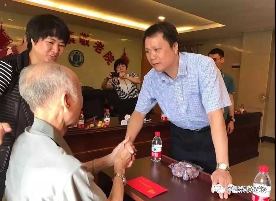 镇委书记叶沃昌多次亲临敬老院慰问长者尊老爱老,是我们中华民族的