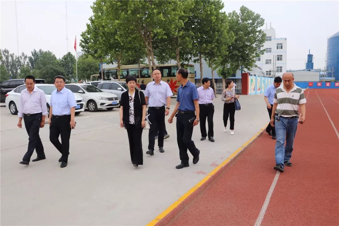 河北省元氏县县长许尽晖带队到访衡水十三中参观考察