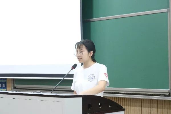 社会实践团队代表钱依婷钱依婷同学作为社会实践团队代表上台做社会