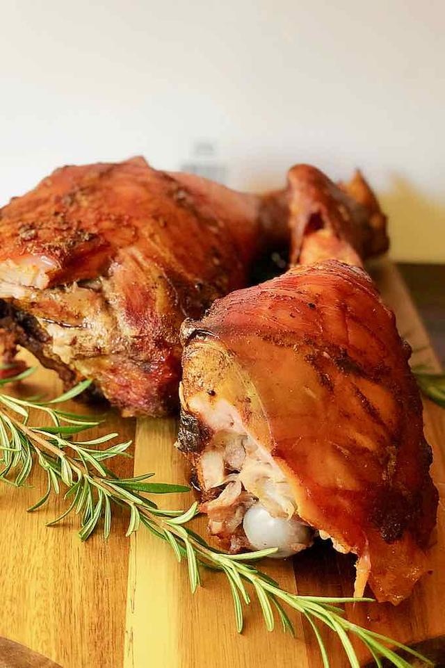 烤羊羔(lechazo de la ribera del duero)说到炭烤羊肉,卡斯蒂利亚