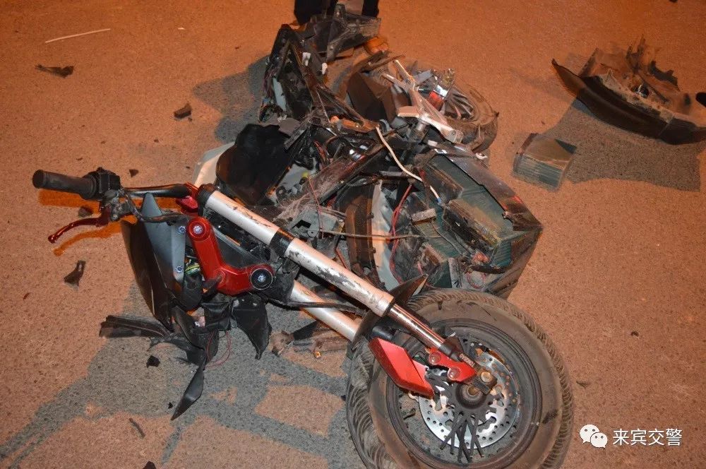 武宣16岁少年疯狂给电车加装10个电瓶这下撞惨了