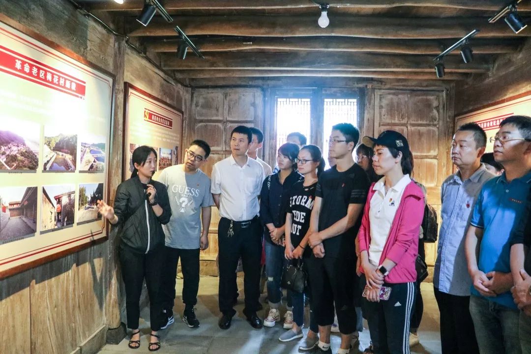 室有副总理,国防部长张爱萍题的"梅花村会议纪念馆",还有李泽民,铁瑛