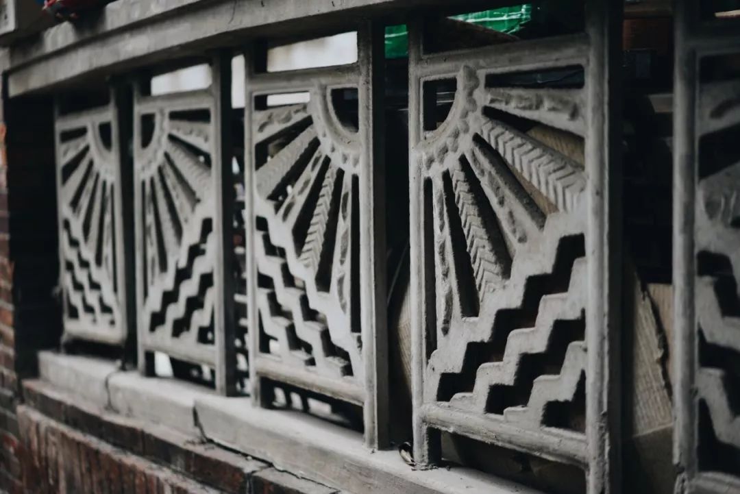 200㎡百年老洋房被她爆改成花草天堂红砖花窗如入旧时光秘境