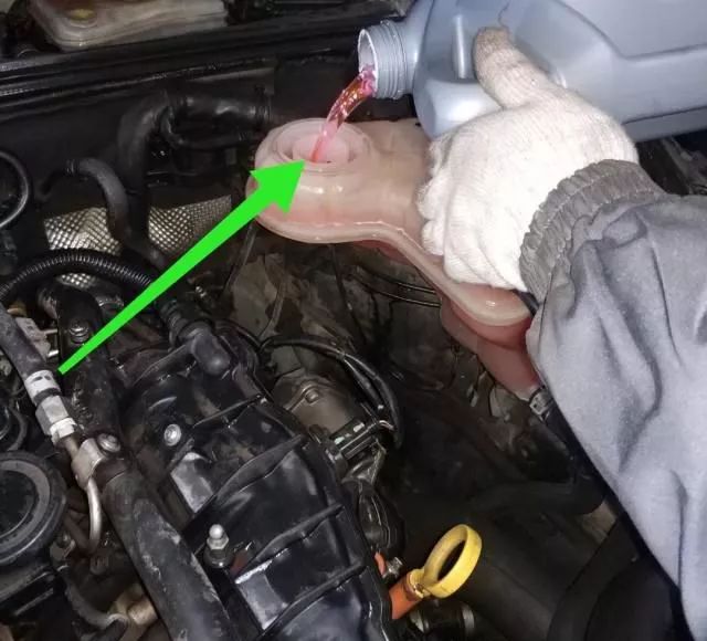 奥迪a6l散热风扇一直转,师傅解释:节温器的问题