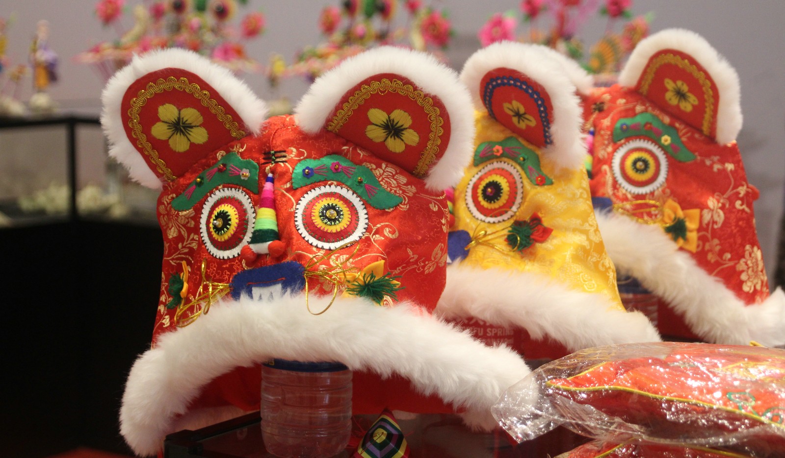 逛西北五省非遗文化展看陕西老虎布极具乡土气息的民间工艺品