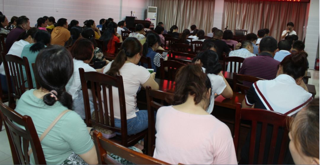 培训会由副院长莫素宏主持,我院质管办主任于艾灵主讲.