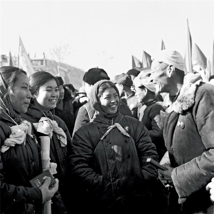 1960年代的延安,安娜·路易斯·斯特朗故地重游,南泥湾农民欢迎北京