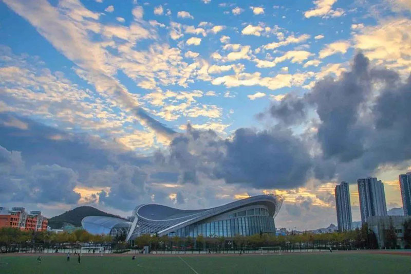 中國石油大學華東學校也是西海岸佔據地理優勢的高校之一,偌大的體育