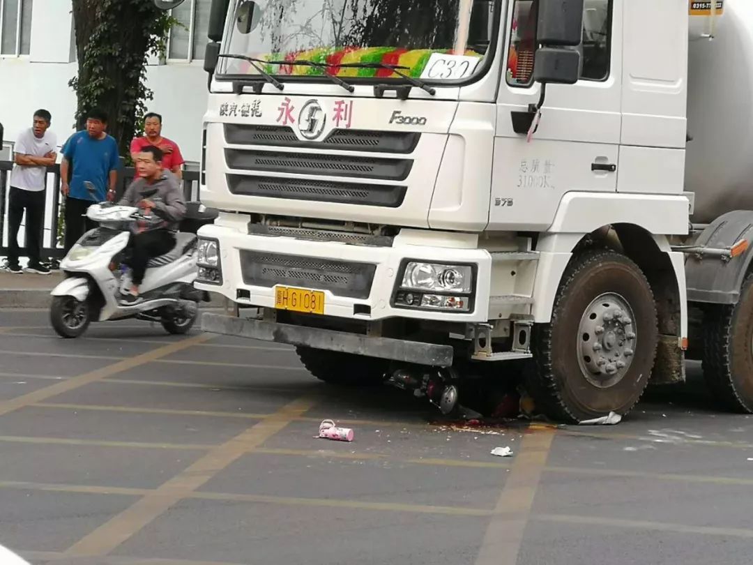 承德环城南路附近发生严重车祸小女孩当场