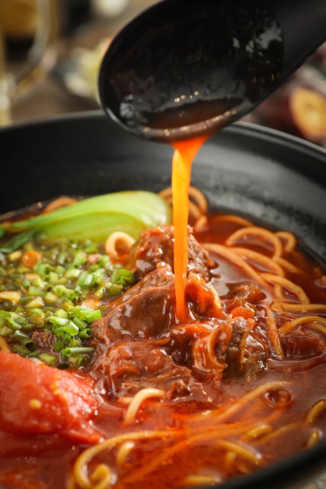 牛肉面(二选一)眷村牛肉面 / 番茄牛肉面(二选一)传统红汤大馄饨