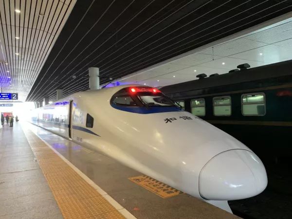 新增重庆西至香港西九龙动车组列车1对,重庆直达香港的g319/320次列车