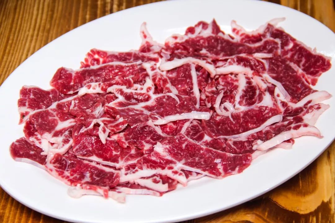 牛花展鲜香诱人肉质鲜红有光泽肉汁浓郁得在舌尖喷发无论生熟,看着都