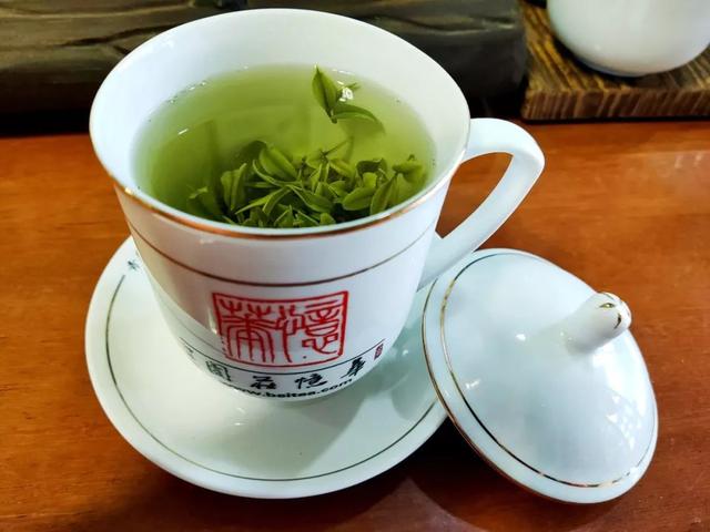 茶叶水中飘（茶叶水内里
飘着的是什么东西）《茶叶水里面飘着的是什么东西》