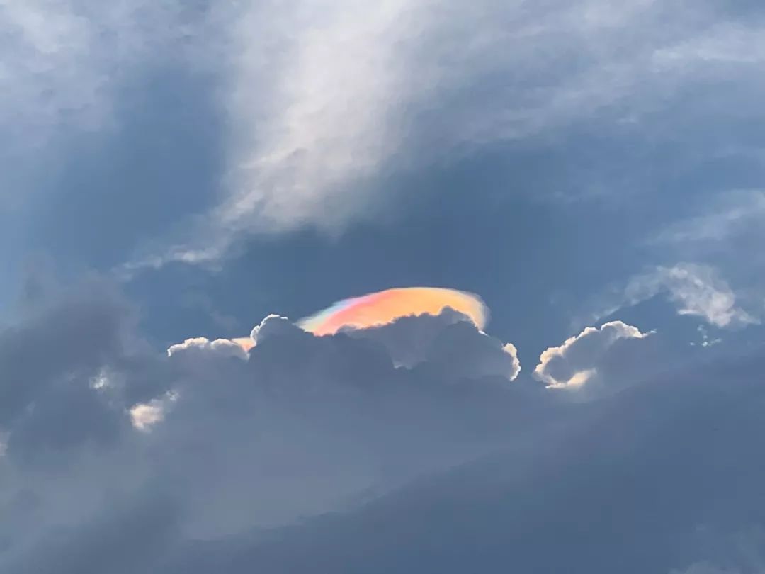 广州天空惊现"七彩云"!坏消息是,3个台风开始酝酿.