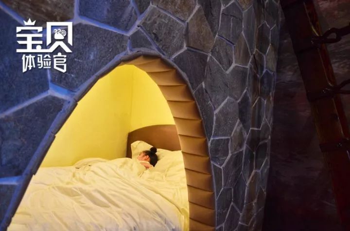 树洞分为楼上楼下2层,床是专为宝贝定制的,约1.1m,2个人睡会稍挤.