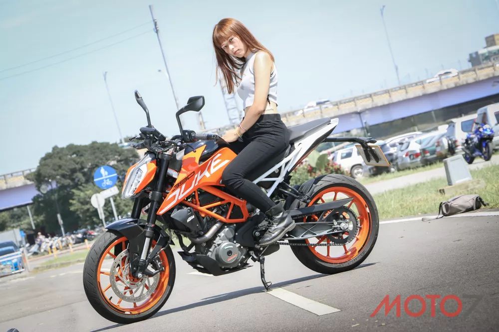 台湾女骑士一见钟情的ktm390duke