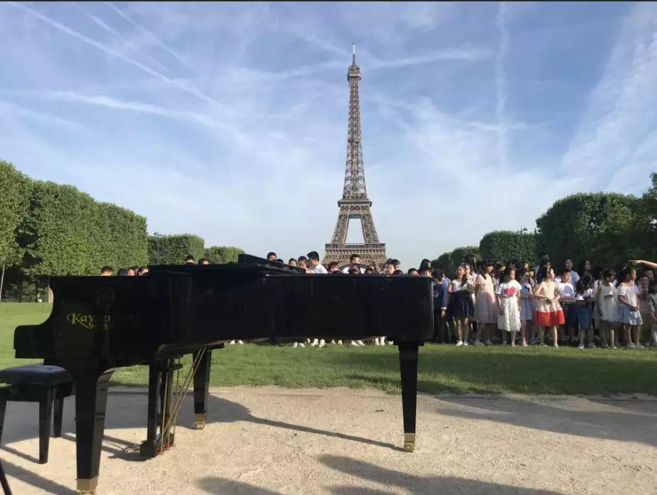 恺撒堡钢琴埃菲尔铁塔下《我和我的祖国》快闪活动_中法