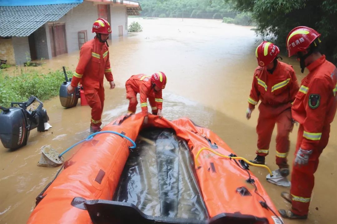 抗洪救災 | 六堡鎮突發洪澇災害,梧州消防救援人員冒雨徒步救援