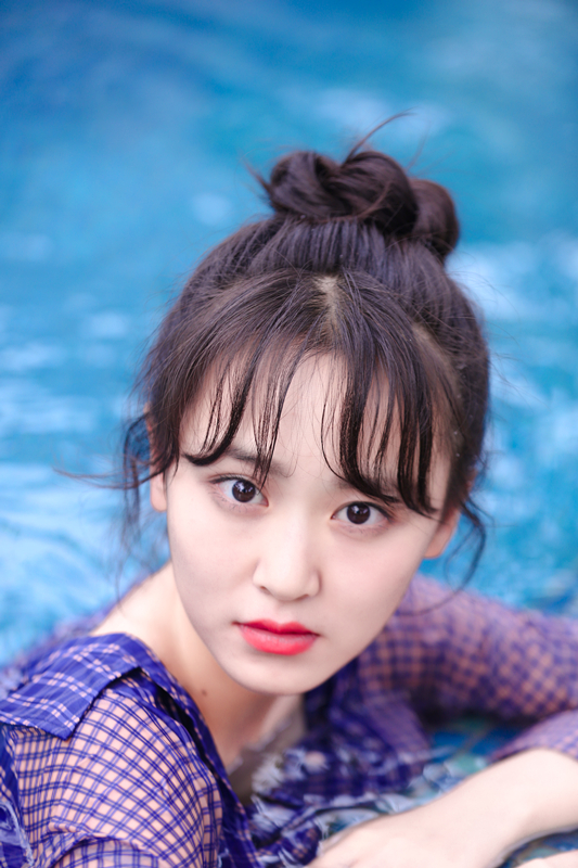 新晋小花旦丁芝天"美人鱼"上线 悠然戏水纯真可爱