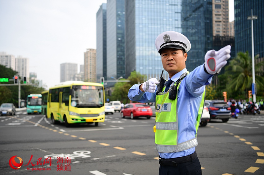 交警在道路指挥交通李盛兰摄